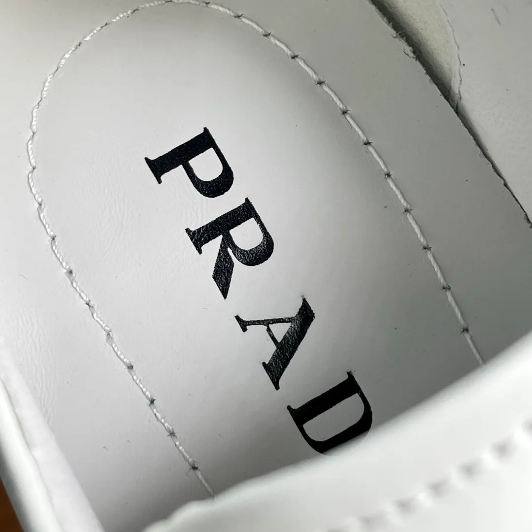 💰720 Code: YS003342 Prada/Prada men's new leather sneakers. This sneaker is made of imported calf leather, with a two-jointed Oxford shoe upper design, inspired by classic aesthetic concepts. Equipped with 3.5cm iconic red label lightweight elastic rubber soles, fabric and cowhide mixed lining, and silk-printed logo cowhide foot pads. The style is versatile and durable, comfortable and breathable, and comes with a full set of original packaging dust bags! Size: 39-40-41-42-43-44 Standard leather shoe size (45 can be customized but returns and exchanges are not supported) Item number: 4E0770 White